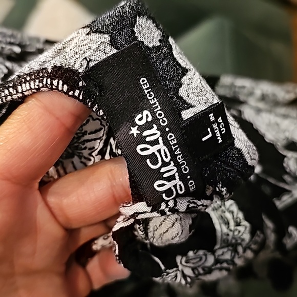 004 LULU'S Intricacies Black and White Floral Print Romper - Picture 4 of 4